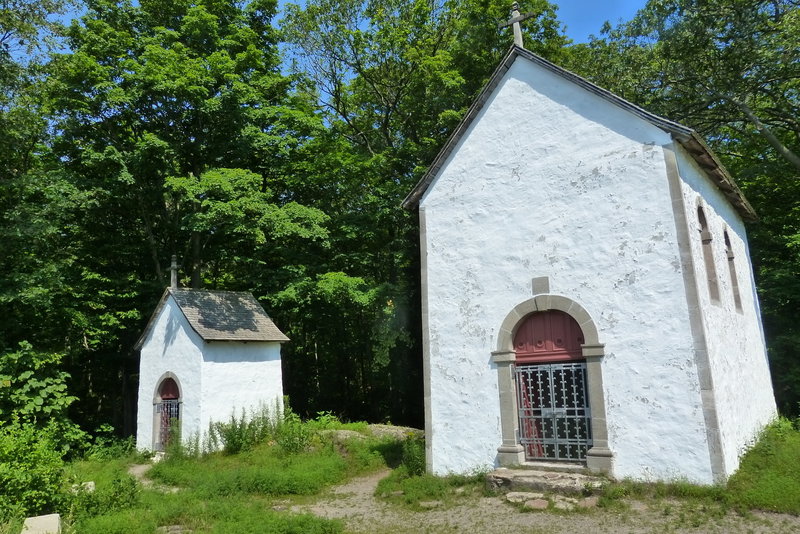 One of the three chapels at the top ("CalvaireOka-01" by Vincent Poirier - Licensed under CC)