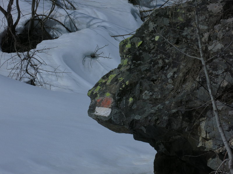 Trail markers from the Grand Hotel Ushba. Sometimes a bit hard to spot, but look for them. Typical scandinavian marking scheme.