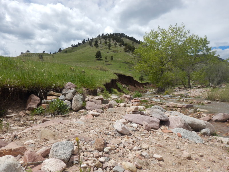From the flooded Fourmile creekbed, climb the ramp up the left bank (marked by cairn)