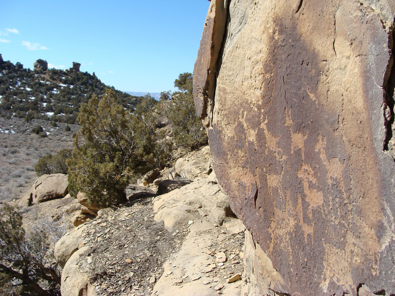 A glimpse of the petroglyphs.