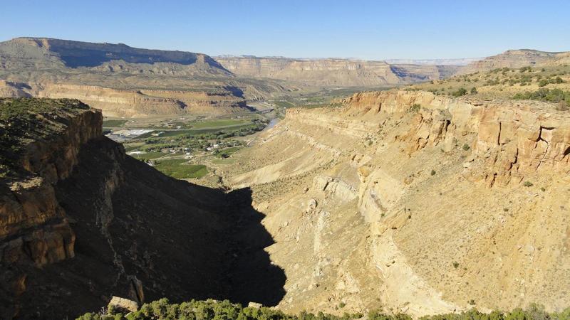 Palisade Rim Trail runs along the edge of the cliffs on the right, it's a long way down!