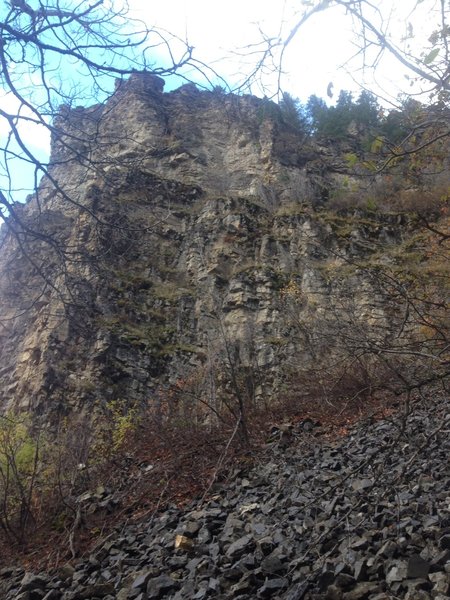 A view of one of the crags in the bottom part of the Leatham Hollow Trail