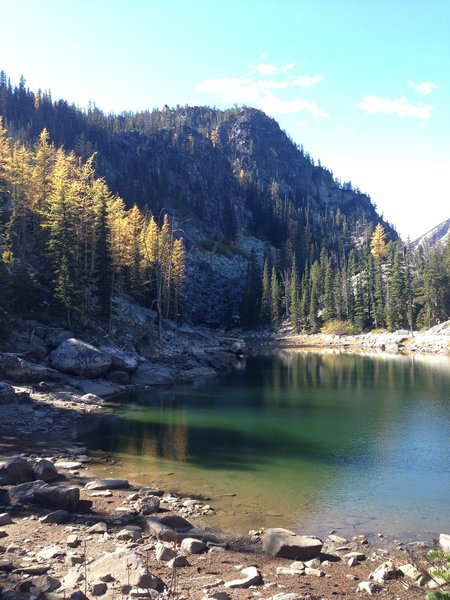 Small lake off Colchuck Lake and the trail of the same namep in autumn.