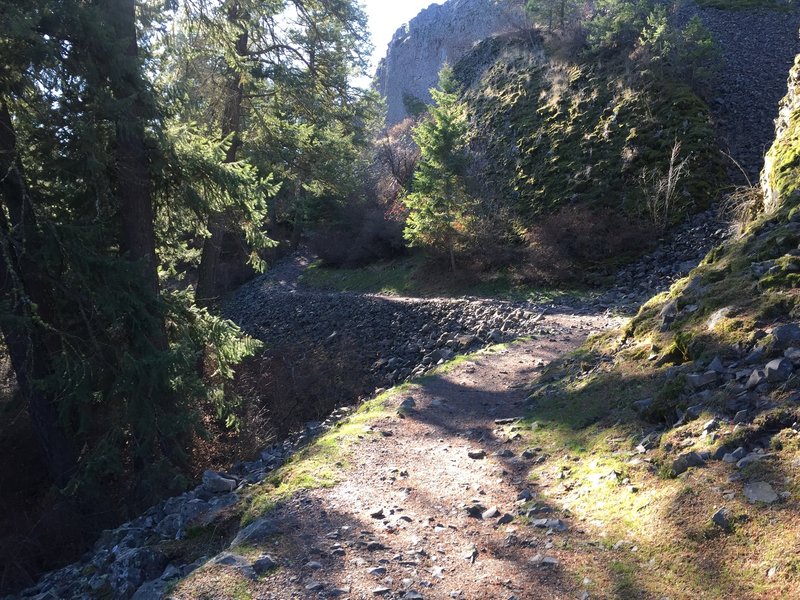 Trail 25 crossing towards the equestrian camp.