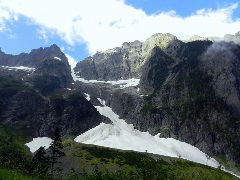 The views are awesome, even on the way to the Cascade Pass Trailhead.