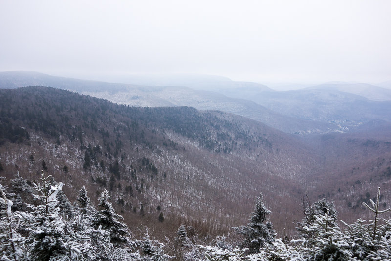 The Buck Ridge Lookout on the Devil's Path trail provides sweeping winter views.