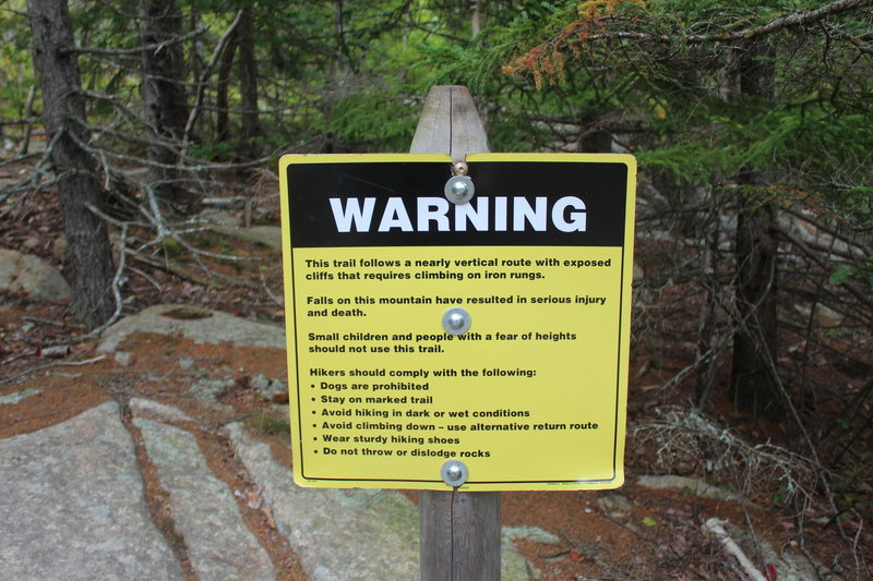 Warnings before the steep ascent of the Beehive Trail. Not recommended for children or people with fear of heights, and dogs are prohibited.