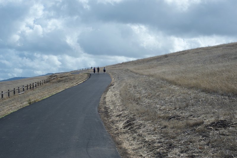 The trail continue to climb along the hillside until it turns to the right (seen in the distance here). From the turn, the trail climbs more gently.