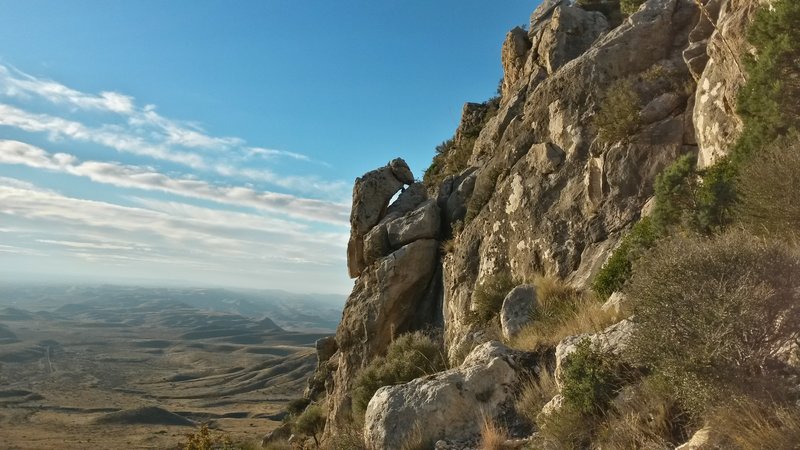 Large boulder hanging precariously to the side of the mountain.