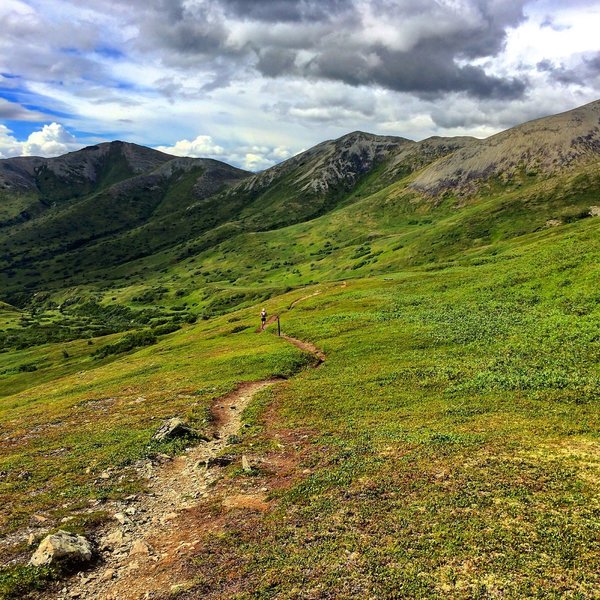 Westward bound between Matanuska Peak and Lazy Mountain.