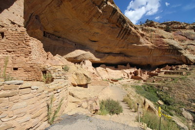 First view of Long House, after the trail is taken into the canyon, but before entering the site.