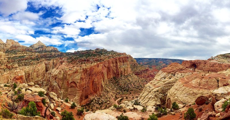 Your first view of Cassidy Arch after the bend.