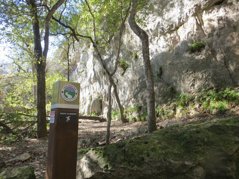 There are several rock climbing points along the trail.