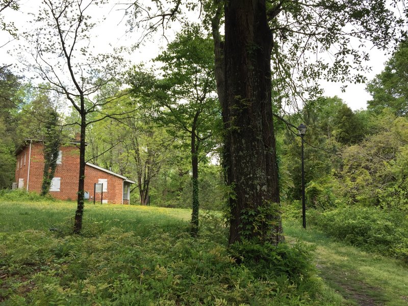 Approaching the house from AL 1 and the parking area.