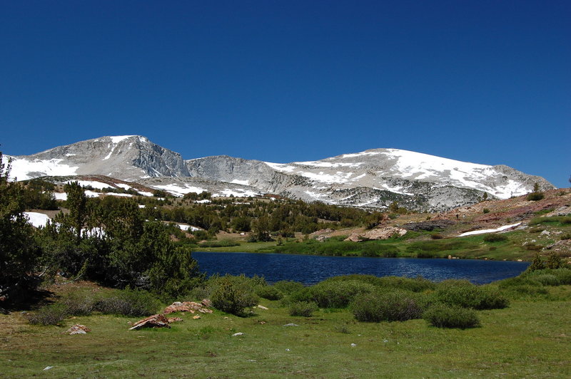 Lower Sardine Lake on a cloudless day.