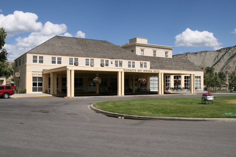 Mammoth Hot Springs Hotel