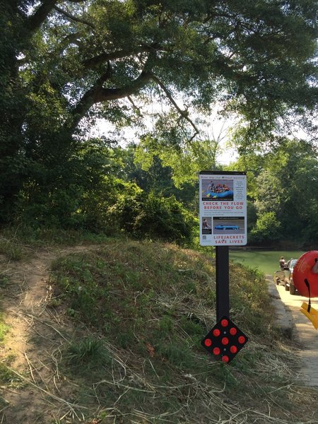 The trailhead near the boat ramp.