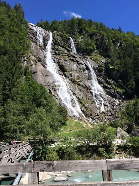 Nardis waterfall view from the hut / La cascata Nardis vista dal rifugio.