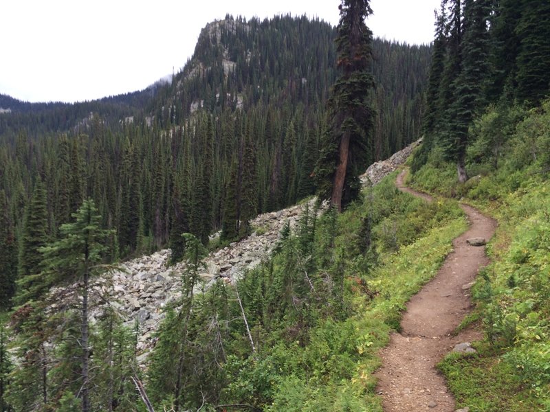 The path toward Eva Lake.