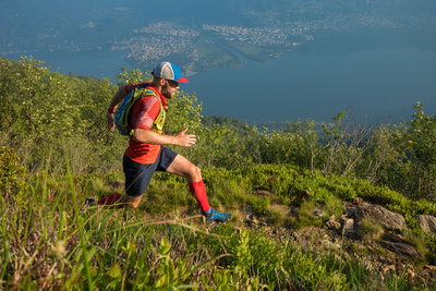 Rolling along the Monte Gambarogno Trail. Photo by: Tom Malecha (Filme von Draussen)