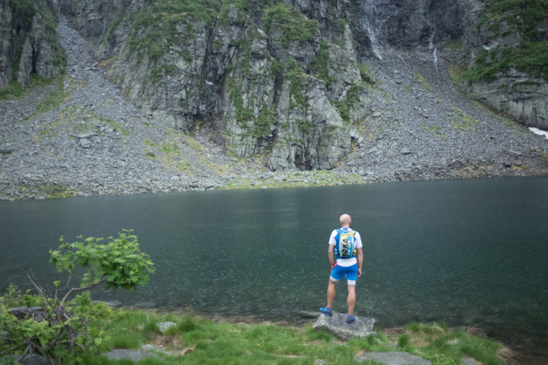 Taking a break in the pouring rain on Lago d'Efra. Photo by: Tom Malecha (Filme von Draussen)