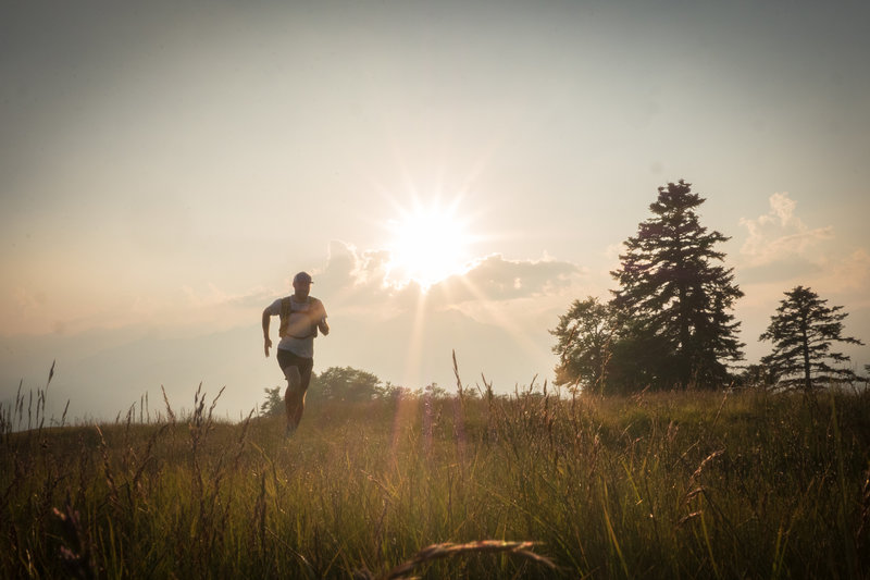 The sun rising on Cimetta Trail. Photo by: Tom Malecha (Filme von Draussen)