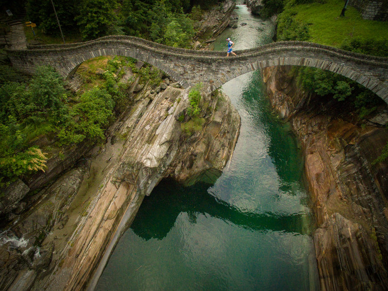 Crossing the Ponti dei Salti. Photo by: Tom Malecha (Filme von Draussen)