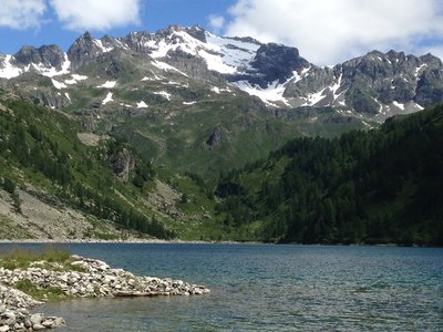 The tip of Codelago has a view north towards the lake / La punta di Codelago ha il panorama verso il punto nord del lago.