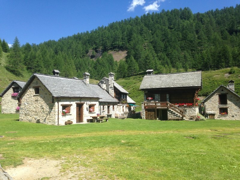 The village of huts at Campriolo. /Il villaggio di Campriolo ha delle baite perfettamente intonate con l'ambiente circostante