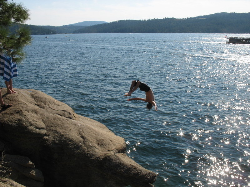 The main trail runs around the perimeter of the hill, with lots of opportunities for swimming / diving