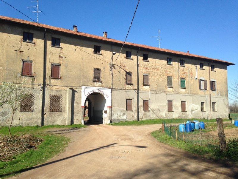 A typical farm where workers live for the different plantations seasons of the area / una tipi<br>
ca fattoria abitata.