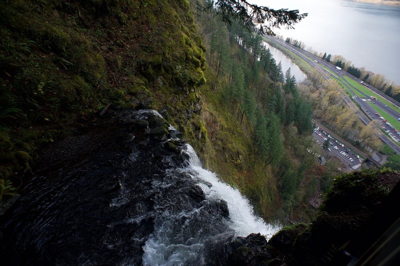 A look from the platform over the edge. You can see the parking area and Columbia River Gorge below.