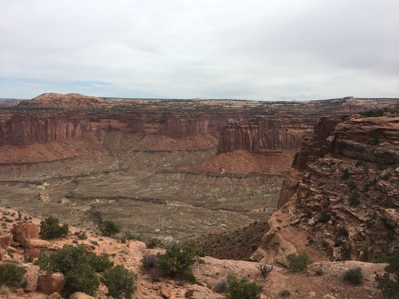 The Alcove Spring Trail affords visitors scenic views of the canyon before they descend nearly 1000 feet to its floor.