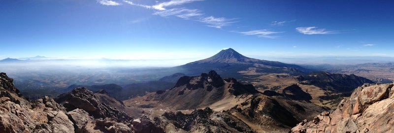 A broad view of some of Mexico's tallest peaks. | En esta foto se parecian tres de las montañas más altas de México, a la izquierda al fondo el Citaltépetl, enfrente el Popocatépetl y a la izquierda la Malinche.