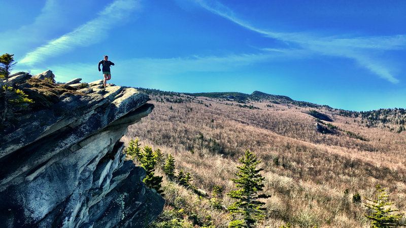 The overlook on Cragway Trail looks up to the mighty summit of Calloway Peak.