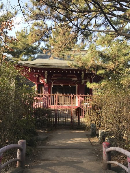 The Shrine on Sanpoji Pond offers serenity to all those who visit.