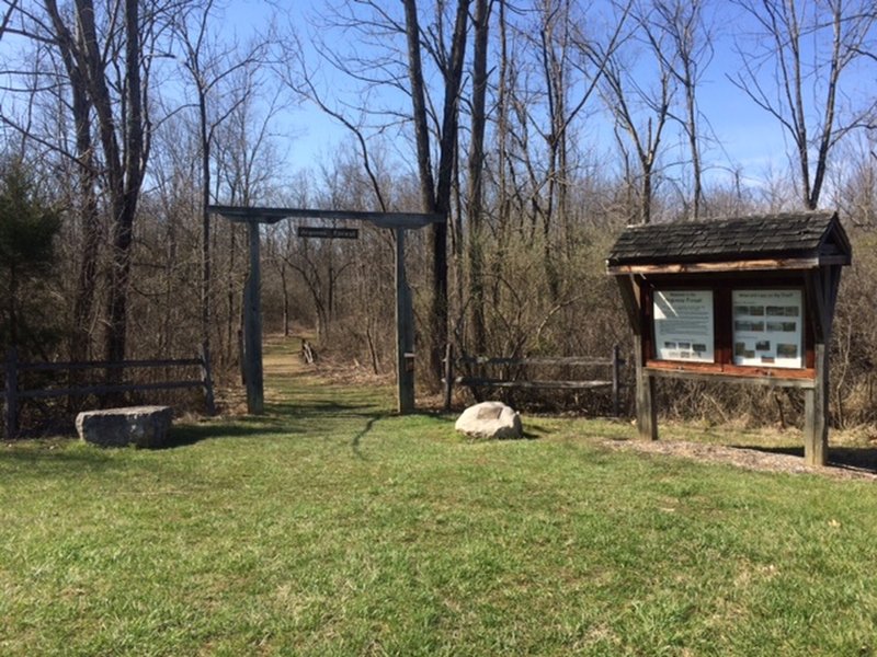 The Possum Creek Pink Trail Trailhead is easy to spot from the parking area.