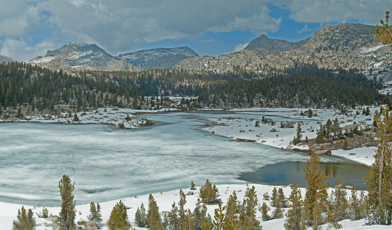 The view above Horseshoe Lake. There is an off-trail route that travels through the gap at center and continues around the ridge to Wah Hoo, Holster, and Bullet Lakes.