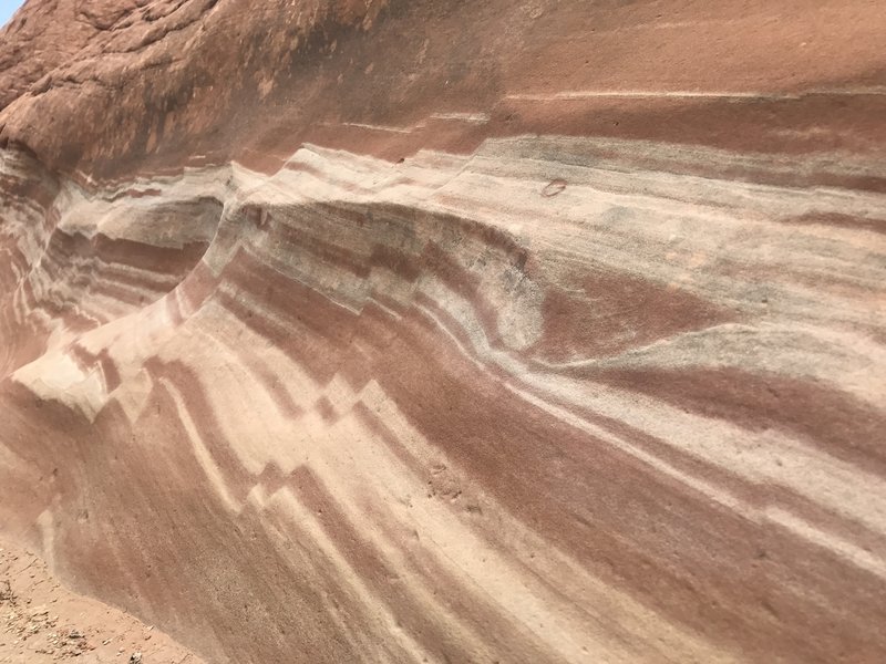 Beautiful colorations in the rocks of this area give it its name.