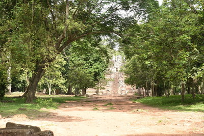 The trail follows a wide dirt track Phimeanakas.
