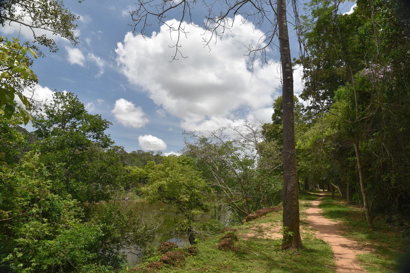 Trail from Prasat Chrung - Southeast to South Gate.