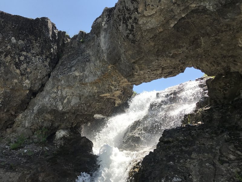 The mini arch and waterfall in early July, locate precisely on the map just off the trail.