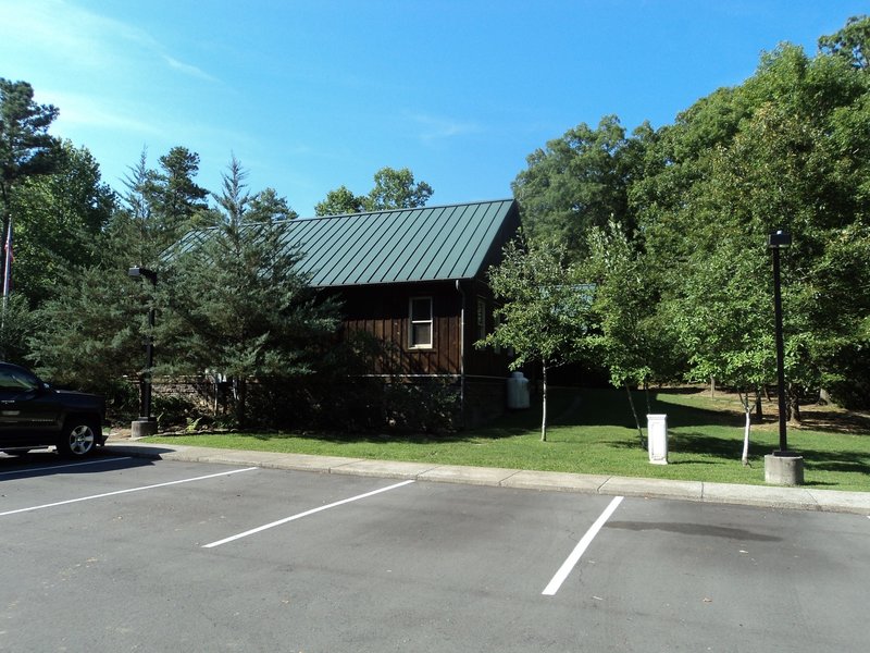 We start from the trailhead (thanks Captain Obvious!) which is basically the parking lot of the Nature Center.