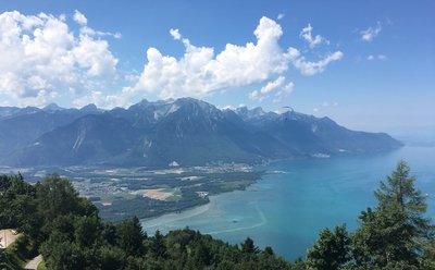 Mid-way up to Rochers de Naye, watching the paragliders fly.