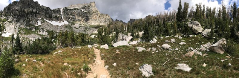 Trail loop around Amphitheater Lake.