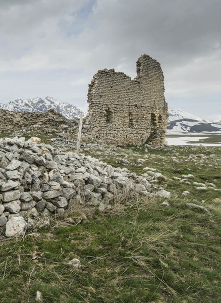 The ruins of a small farm or barracks guarding the Campo Imperatore.