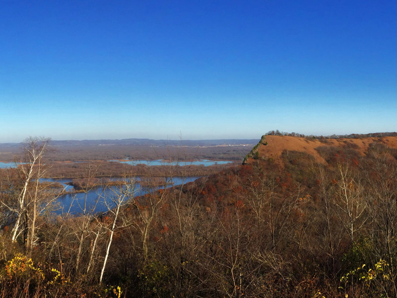 The view from Kings Bluff—in the distance on the right you can see Queens Bluff and on the left the Mississippi River.