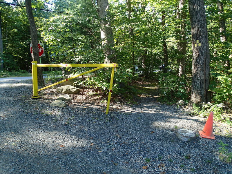 Start of yellow trail from parking lot.