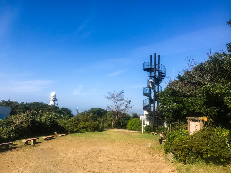 At the top of Mt. Ogusu there is a observation tower.  From the top of the tower, you can see the entire Mirua Peninsula and Mt. Fuji on a clear day.