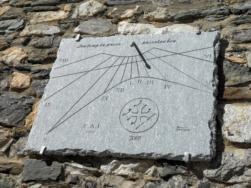 Sun dial at Rifugio Gardetta. In Occitan language, it reads "Time goes by. Pass it well."